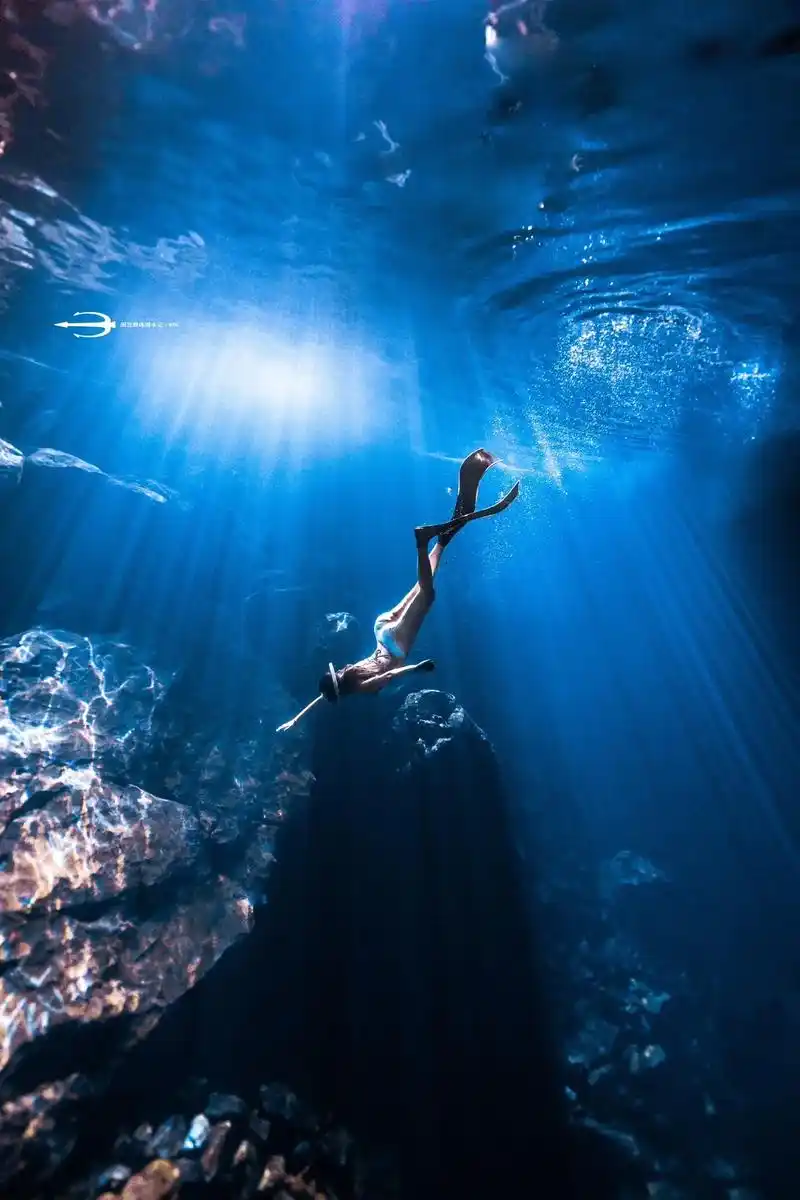 抑郁的人在水底,清醒的人在水面.而我卡在中间,理智不让我沉下 - 抖音