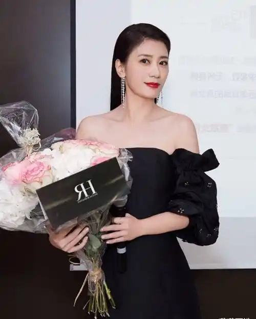 贾静雯气场太强,黑色露肩礼服时尚"露大腿"红唇背头女王范十足_设计