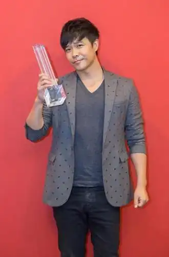 因打架被上戏开除,考北影失败却进了中戏,陈思诚什么家庭背景?