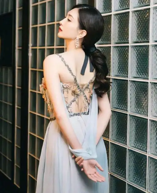 江疏影穿吊带裙拍大片正面照平平无奇背面照藏着小惊喜