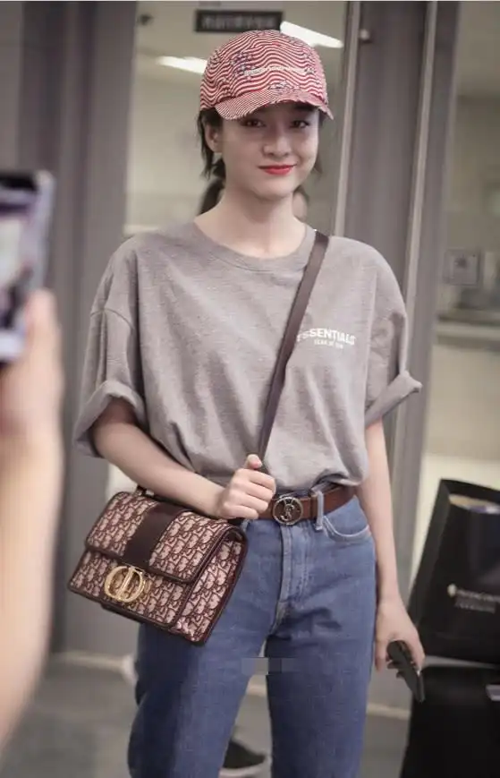 张雪迎身穿灰色宽松t恤搭配蓝色牛仔裤现身 短发干练打扮清新