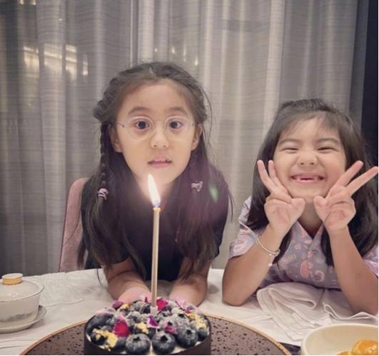 8月15凌晨,贾静雯在微博卡点给咘咘发生日祝福,分享了和咘咘的对话,咘