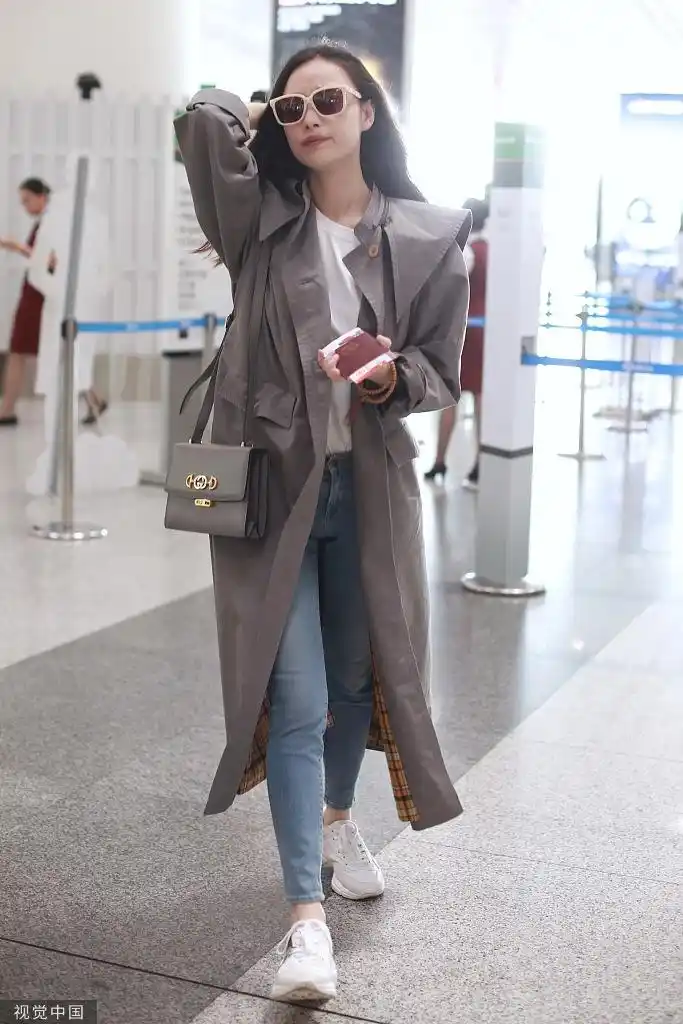 组图:倪妮穿长风衣英姿飒爽御姐范 挥手大笑甜美可爱