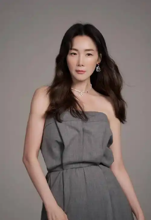 崔智友晒居家美照,白色t恤休闲大方,坐飘窗上秀大长腿_款式_黑色_时尚