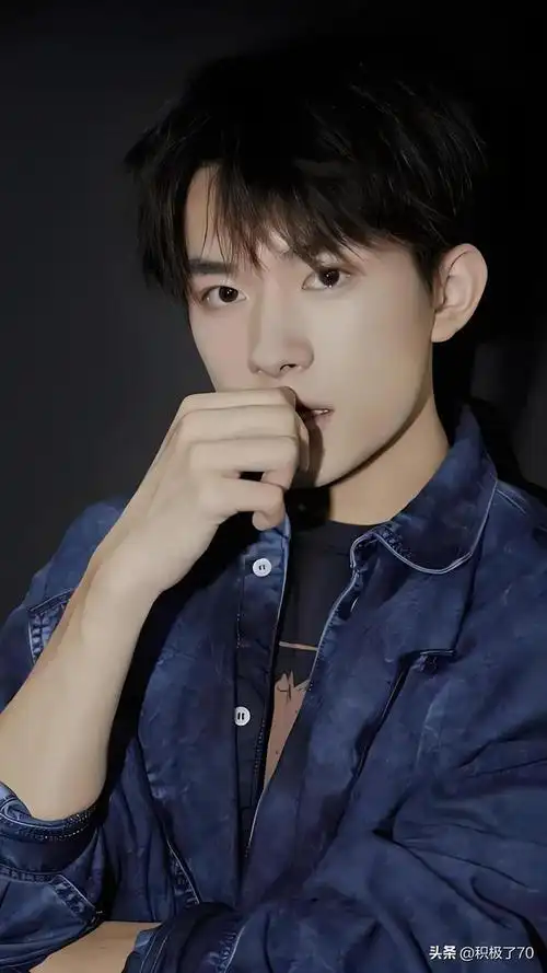 易烊千玺,这个名字如今闪耀在娱乐圈的顶端,可谁又知道,他曾是一个被