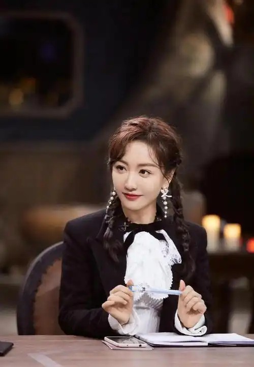 杨蓉是综艺节目《明星大侦探》的常驻嘉宾,已经加盟好几季了,新一季