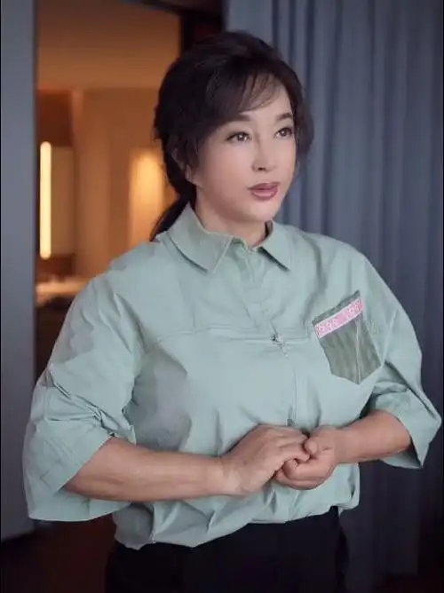 69岁刘晓庆近照翻车满脸疲惫皱纹明显网友岁月不饶人