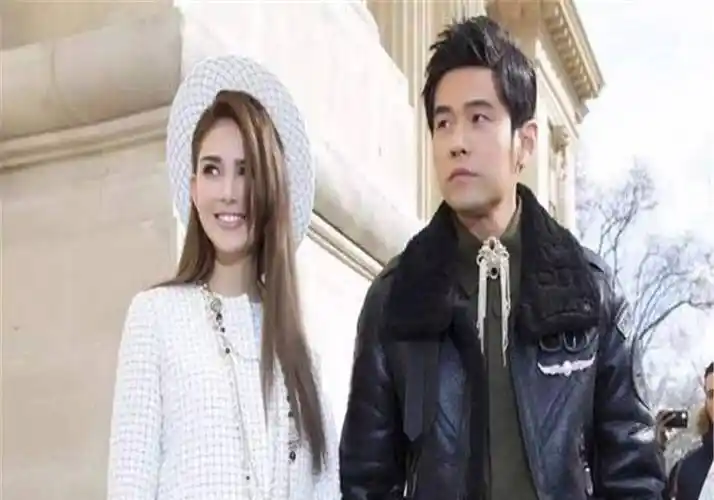 原创昆凌怀三胎了周杰伦欲盖弥彰为妻子遮挡肚子甜甜的爱情令人羡慕