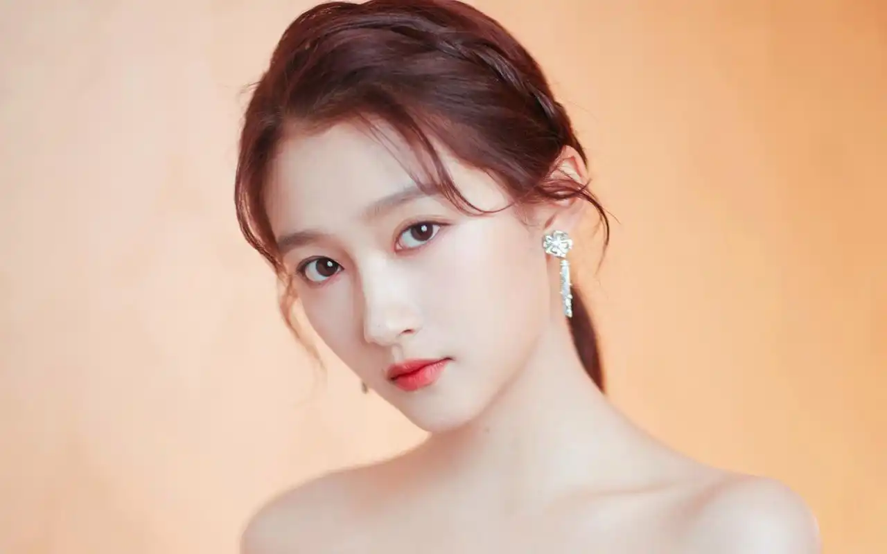 关晓彤金色礼服性感图片桌面壁纸高清大图预览1920x1200_大陆明星下载