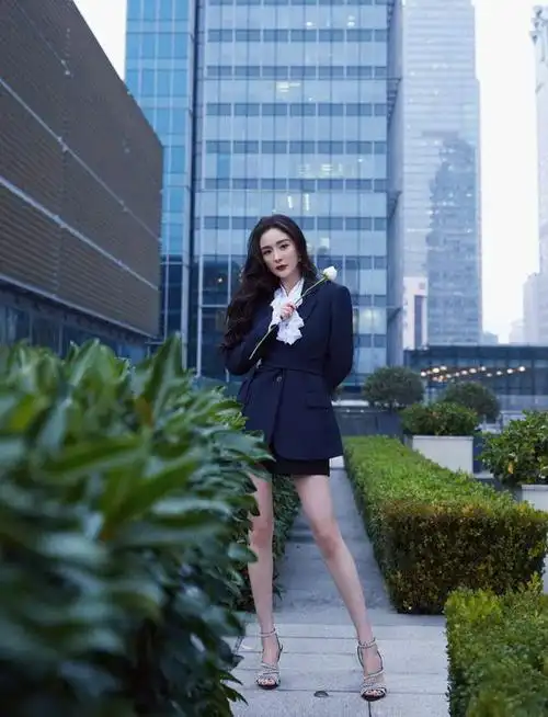 穿丝袜拍摄大片,凸显大长腿极尽诱惑|西装|连衣裙|高跟鞋|衬衫裙|好