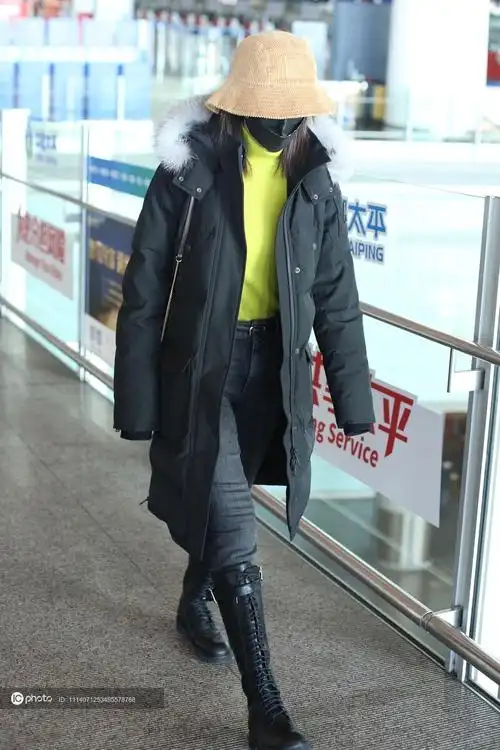 李沁一袭黑色羽绒服搭配太阳帽现身低调干练长靴配长腿气质满分