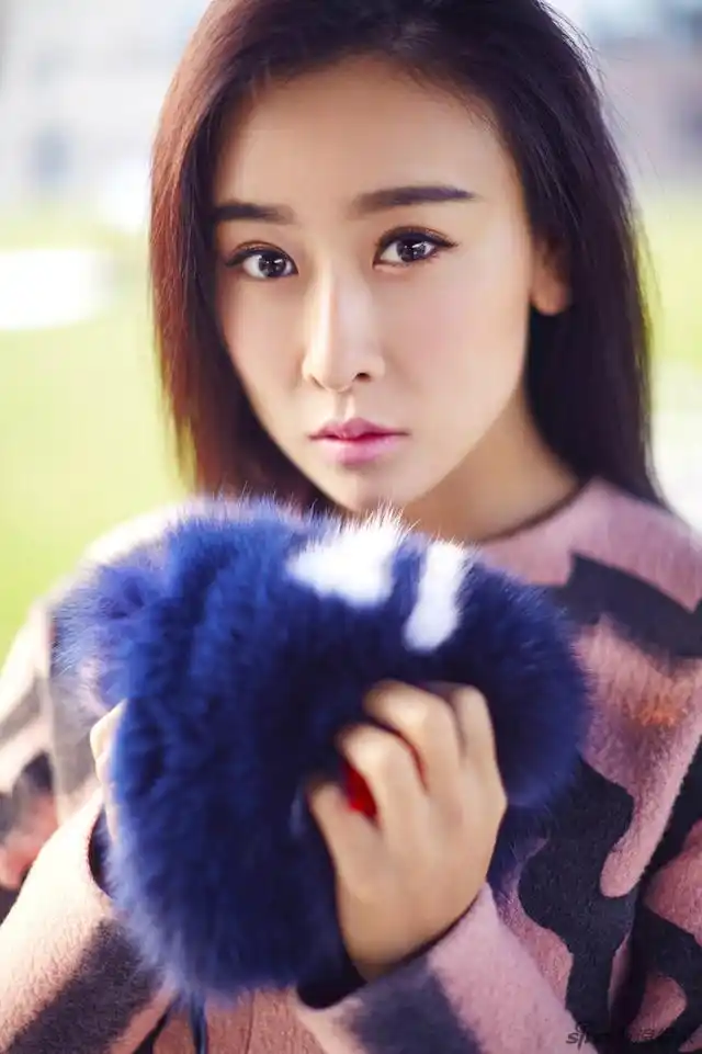 毛俊杰时尚写真甜美公主风尽显俏皮