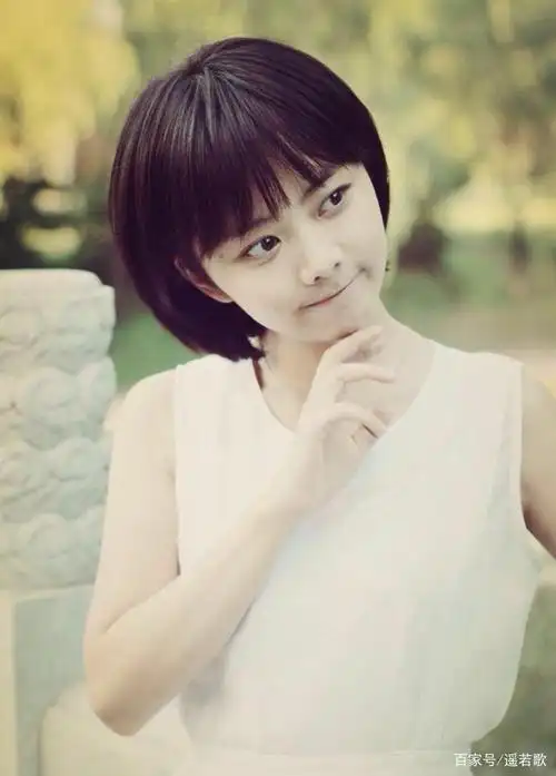 这组图是谭松韵早期的照片,她的甜美是天生的