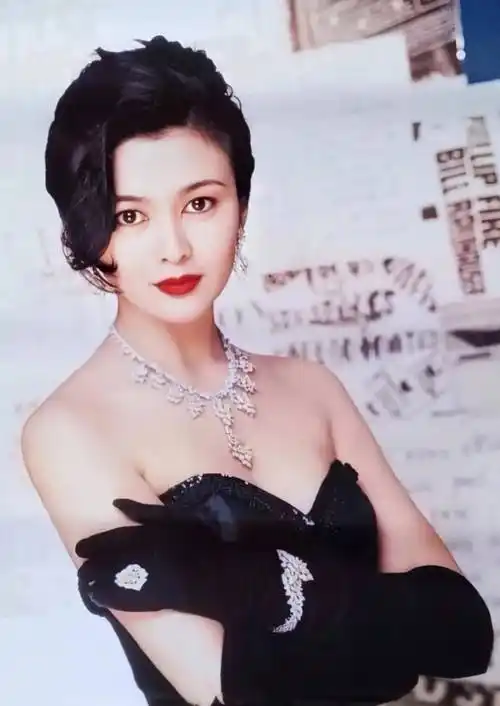90年代的关之琳,曾经被网友誉为"香港最美女神",关之琳巅峰时期的颜值