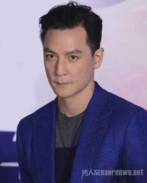 吴彦祖侧背头吴彦祖侧背头吴彦祖随着年龄的增长,发际线也快扛不住了