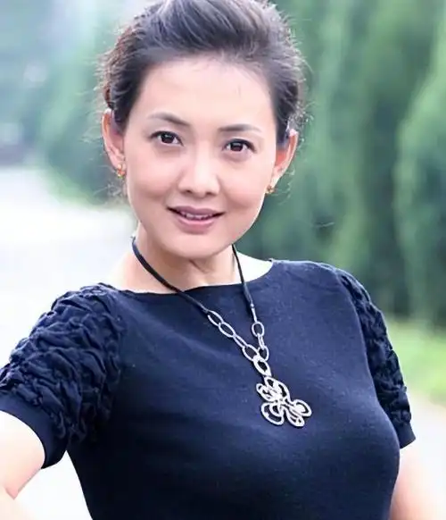 回顾牛莉:24岁嫁圈外富商,婚后育有一女,现一家三口其乐融融