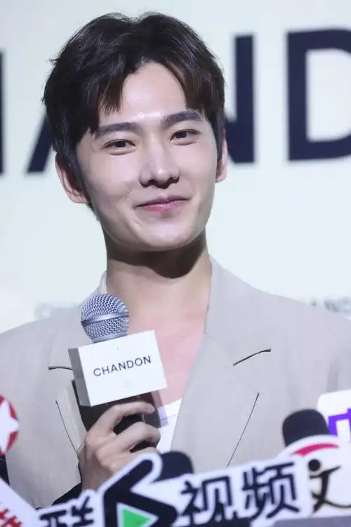 杨洋着拼色西装帅气现身品牌活动