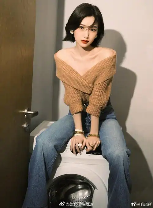 毛晓彤秋日穿搭plog 穿v领上衣露香肩锁骨大气又性感__财经头条