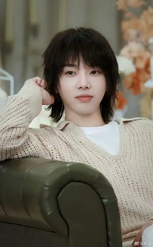 越来越离谱!涂睫毛,中长卷发,羽毛服,华晨宇新造型"太娇媚"