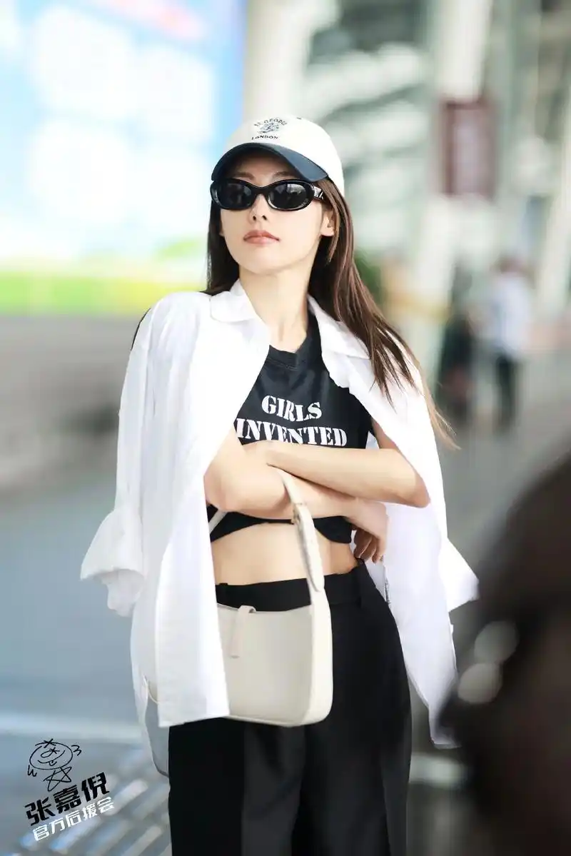 张嘉倪  张总的机场look 这身材谁看不迷糊啊!#机场随 - 抖音