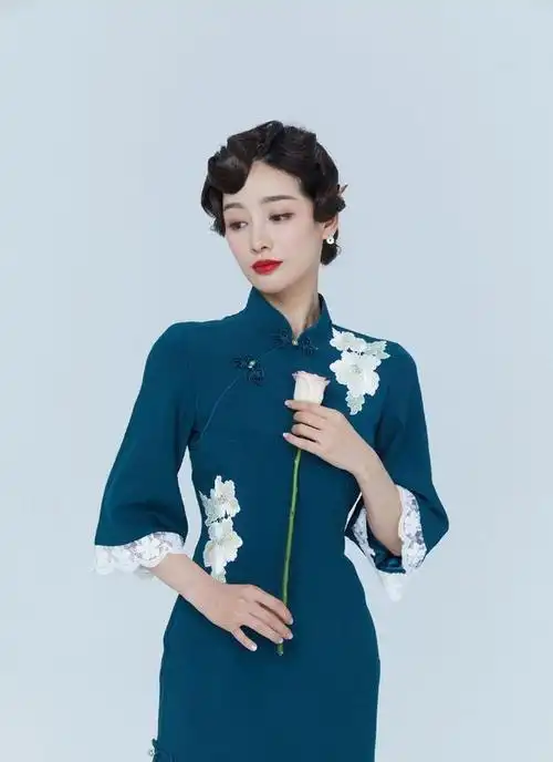 颜值担当思思,剧外穿旗袍秀曲线美,身材不输江疏影|蕾丝|发型_网易