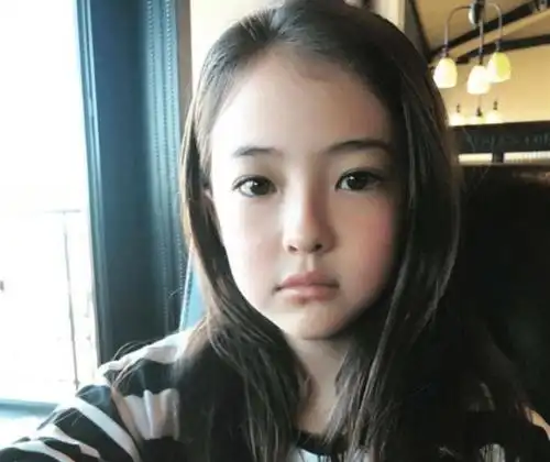 "早熟女孩"火了,10岁年龄20岁的脸,网友:性教育令人堪忧__凤凰网