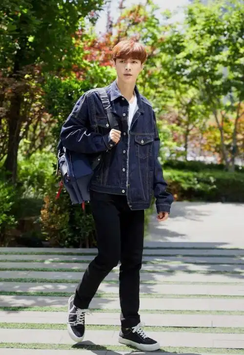 在日常生活中,张艺兴的穿着搭配可一点都不马虎.