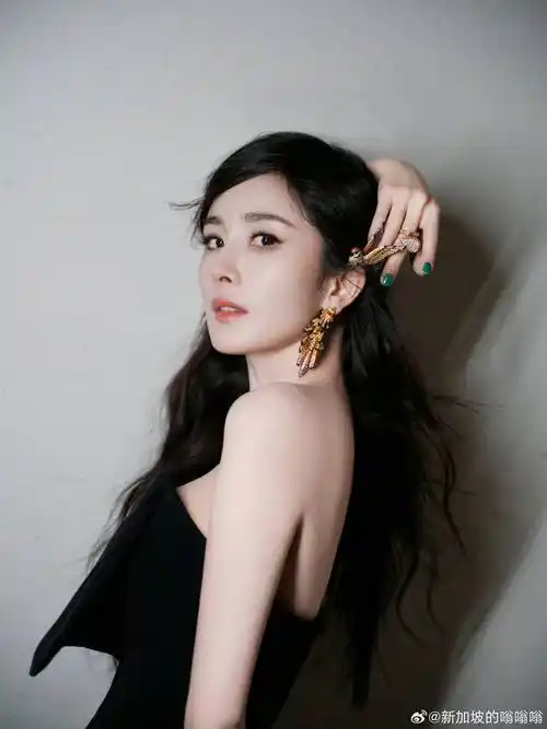 杨幂早期《男人装》珍藏写真大赏:性感火辣,她是当之无愧的人间尤物!