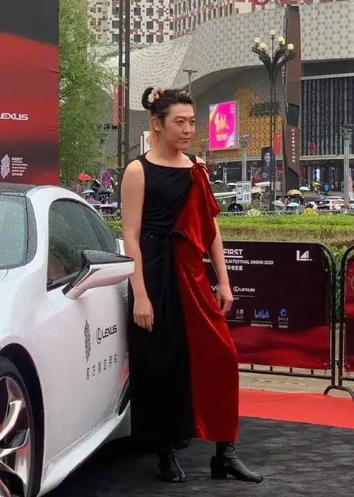 姜思达红毯造型穿裙子梳着啾啾头扮哪吒你能接受男生穿裙子吗