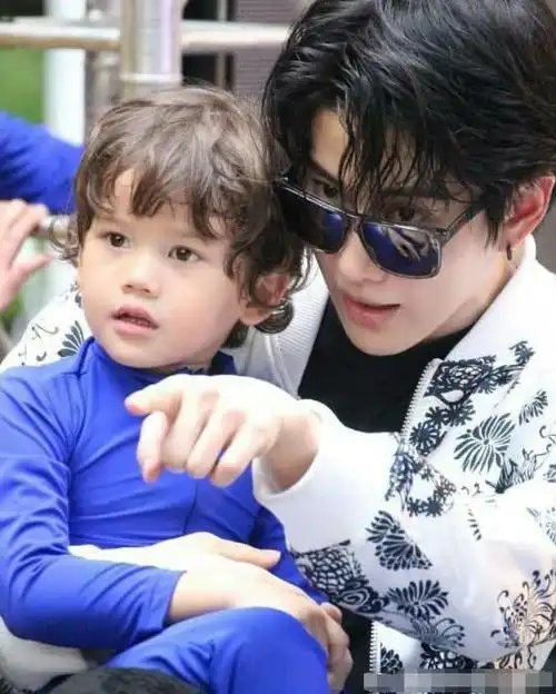 本以为mike的儿子够帅了,看到任嘉伦儿子,全世界等你长大!