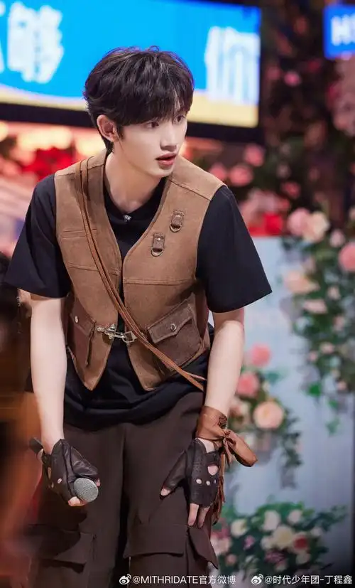 mith星耀时刻#@时代少年团-丁程鑫身着#mithridate#截短皮革西装与