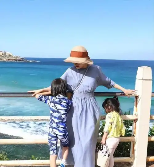 儿女双全!孙俪晒带孩子出国游玩照,女儿穿裙子扎小辫打扮时髦