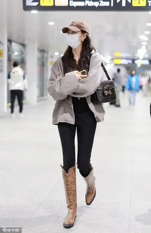 组图:宋妍霏灰西装配高筒靴现身 戴鸭舌帽休闲干练