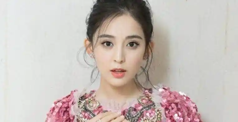 古力娜扎,全名是古丽娜扎尔·拜合提亚尔,维吾尔族.