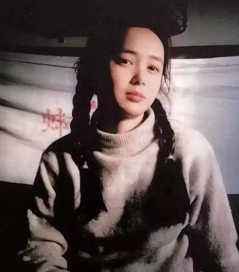 蒋雯丽年轻时相当清秀,很难想象到她在《霸王别姬》里能演出悲情女人