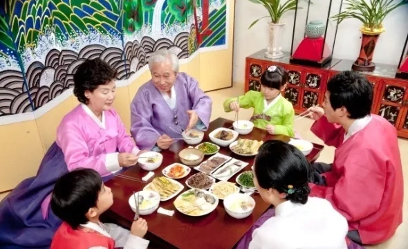 在韩国人的家里宴请时,宾主一般都是围坐在一张矮腿方桌周围.