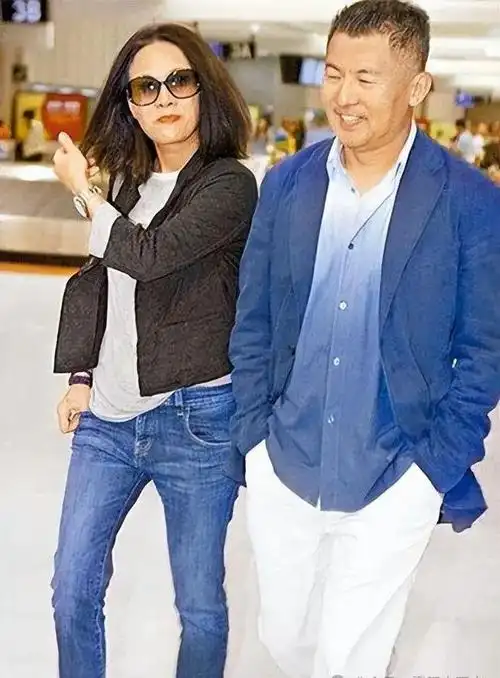 女儿甜美可人,老公帅气,她真老了|孟桐|包包|穿搭|阔腿裤|金曲奖|古典