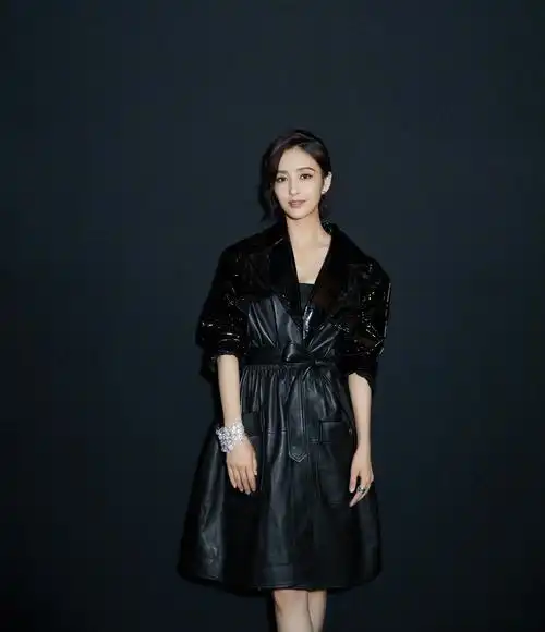 佟丽娅亮相走御姐风!黑皮衣加身还半露香肩 又酷又美又帅气