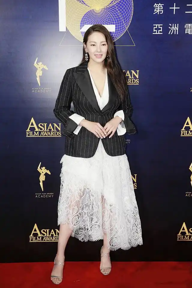 邓丽欣回眸一笑百媚生,身穿吊带裙凹凸有致的身材一览无余,美背更是吸