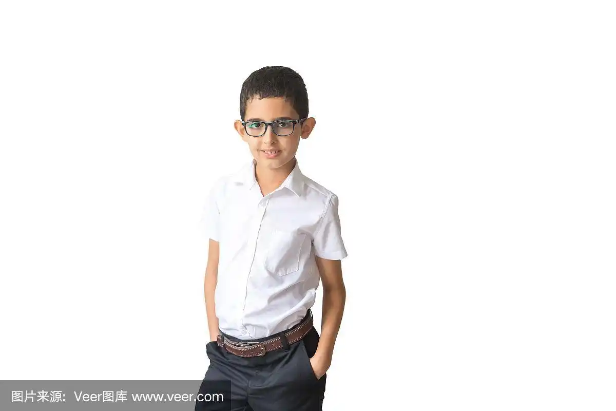 戴眼镜,穿衬衫的男孩.孤立的白色背景.小学生.少年.