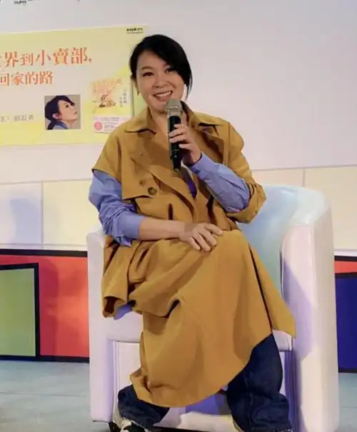 网传她是黄磊前女友,曾是个"文青",只是今49岁身材似走形!