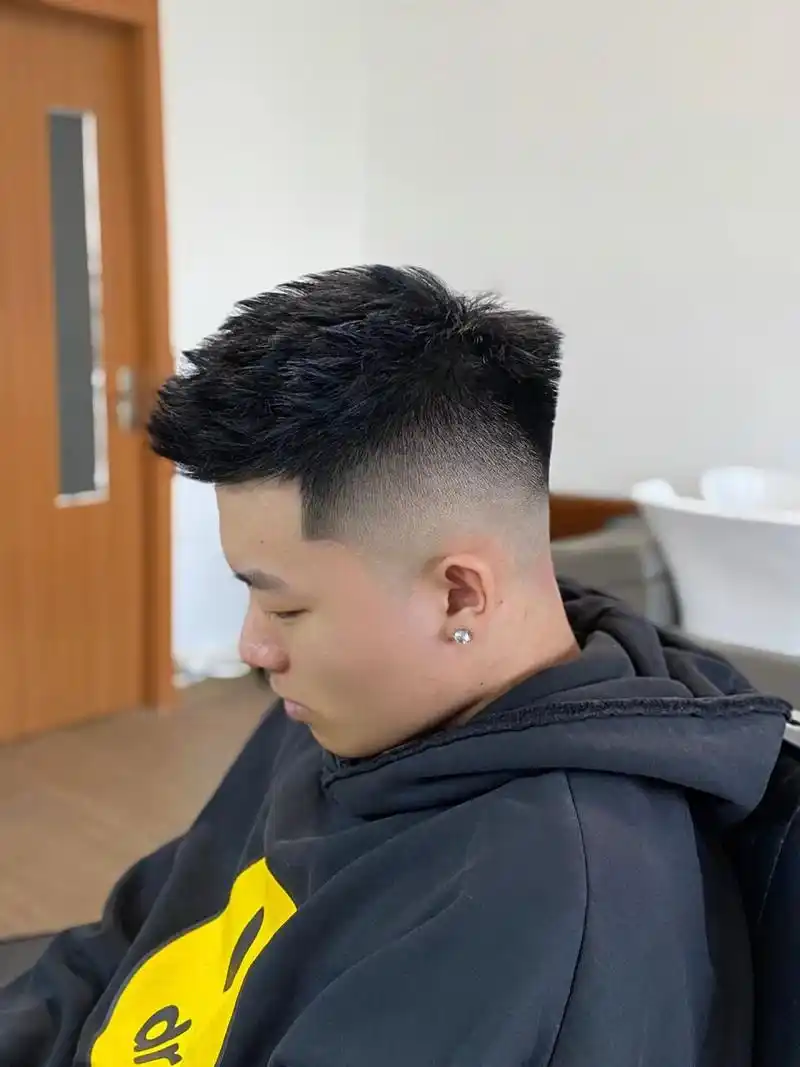 前刺发型    修剪好回家随意抓