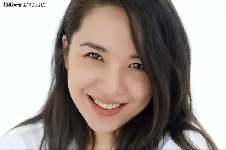 靳东老婆晒近照,46岁李佳头顶白发脸上无皱纹,自信明媚好漂亮!