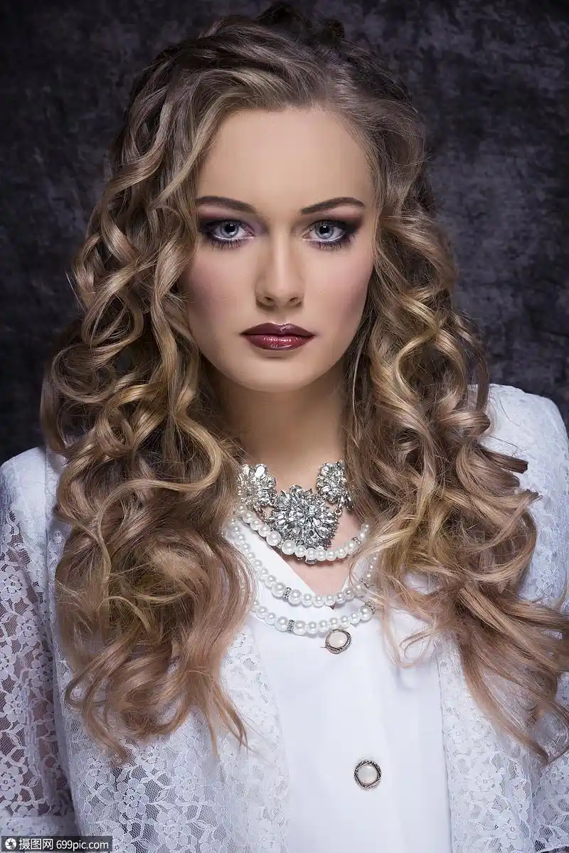 卷发女人与复古优雅的白色衣服,珍贵的项链时尚的化妆贵族小姐流行的