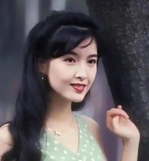 同年出生的王祖贤,那英和周慧敏,年轻时各有特点,长得都非常漂亮_眼睛