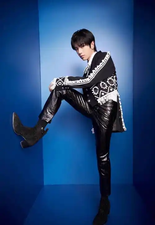 华晨宇二次元鬓角辫,油画风复古套装腰间系根链条,看不懂的时尚_个性