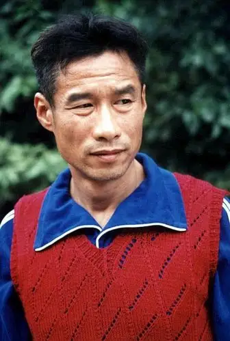 60岁老戏骨刘佩琦角色杀青后与美女斗舞,单脚转圈仍站稳落