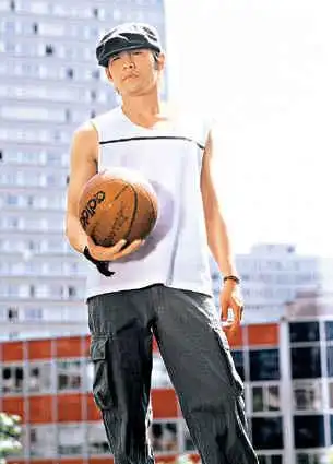 周杰伦篮球场泡辣妹在僻静公园违例停车图