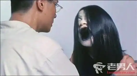 故事讲诉深山女鬼,被夫杀害后,变成厉鬼,杀光了所有村民,并在百年后还