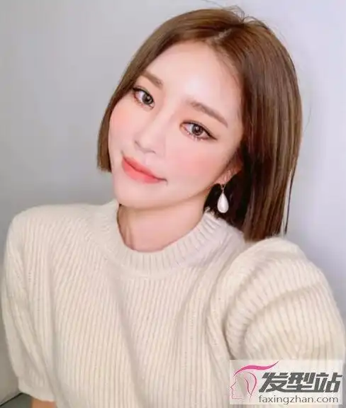 短直发也是自然好打理的发型,头发烫直后显得干练利落,发丝紧贴脸侧